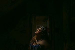 Iris con su vestido de "Novia Cadaver"